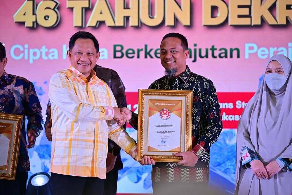 Gubernur Andi Sudirman Terima Penghargaan Dekranas, Mendagri Puji Kesuksesan Syukuran Dekranas ke-46 dan HKG PKK ke-54 di Sulsel